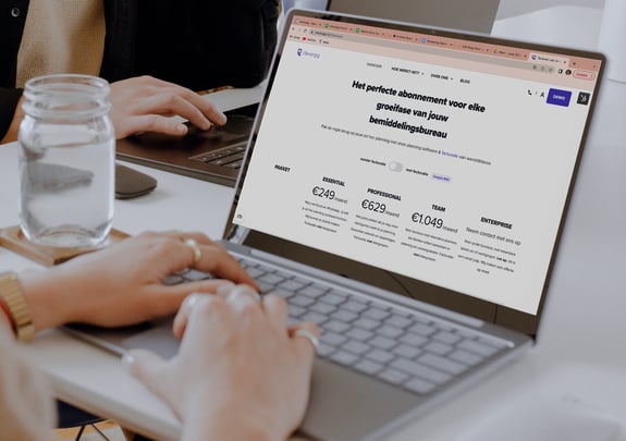 pricing_website_dashboard_woman